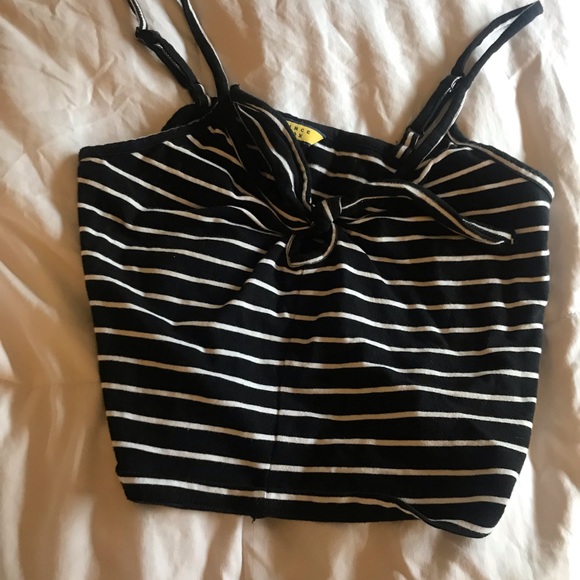 black and white keyhole crop top - Picture 2 of 4